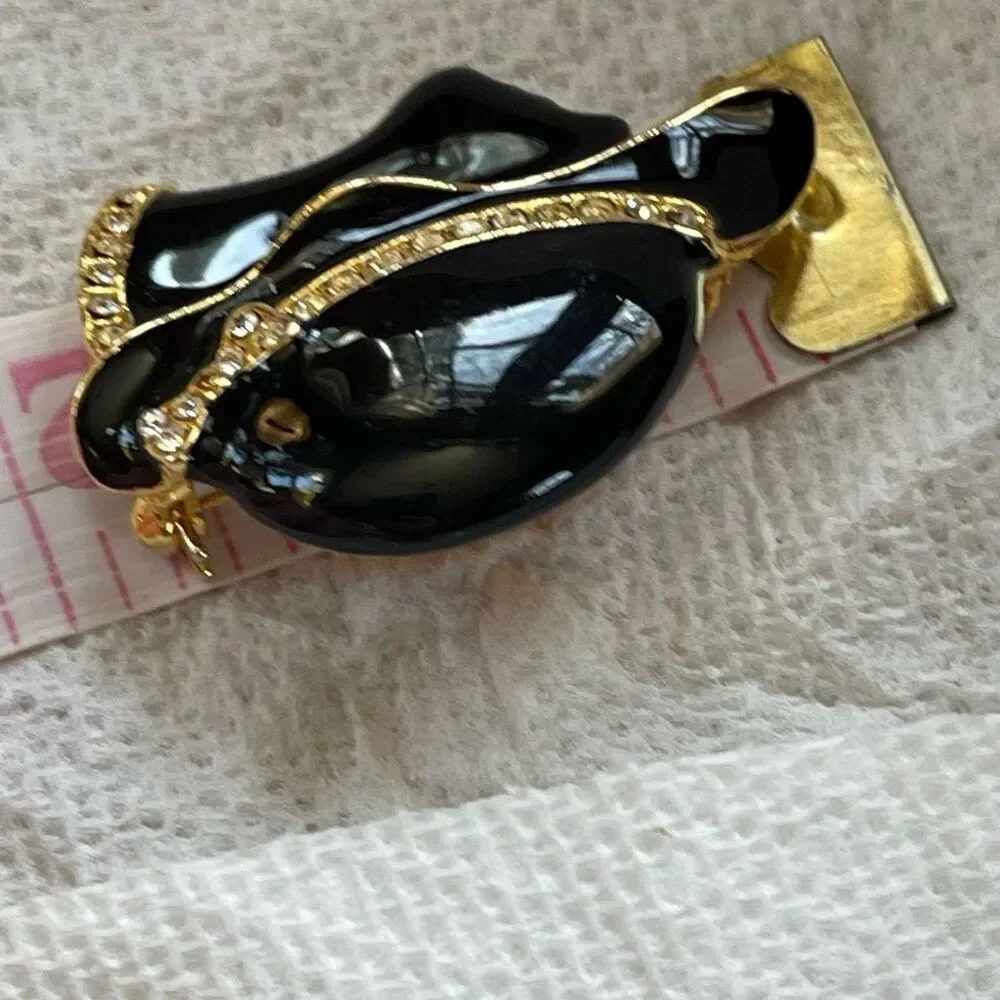 Vintage sophisticated silhouette black enamel rhinestone brooch.